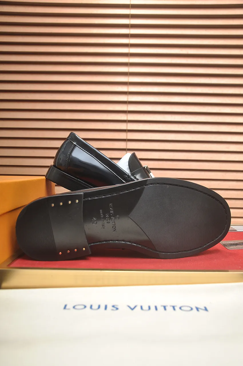 Men's men's shoes 💰560💶 [LV] (original single cowhide lining) 🍀LV's latest genuine leather business suit shoes are launched simultaneously on the official website. The first-layer cowhide imported from Italy is made of heavy gold, 💥1:1 rubber outsole from the official website. Versatile to wear, high-end without losing class, and the color combination is extraordinary. This four-season style is alluring when worn on your feet, showing off your big-name flair. Standard code 38-44 (45 customized)